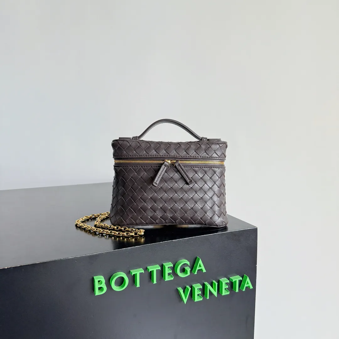 Batch 1480 BOTTEGA VENETA2025 new women's small Soft Vanity cosmetic bag, using the classic Intrecciato weaving technique, inheriting the classics, the ring buckle design 😎 The light metal chain gives you a high-end sense of matching, the chain is removable, and it can be used as a handbag ~ An elegant small bag that is perfect for participating in events. The overall body of the bag is as soft as marshmallow and can be easily kneaded, showing the strong toughness and high-end feel of the leather. The touch of sheepskin is so amazing. It is so healing when pinched! I have absolutely no resistance to small bags! ! ! Style number: 843800 Color: black brown Size: 19*14*3cm